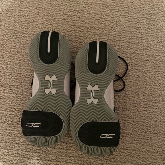 Men’s UA Curry Basketball Shoes
Only used a few times indoors.  
Men’s 8 - Picture 3 of 4